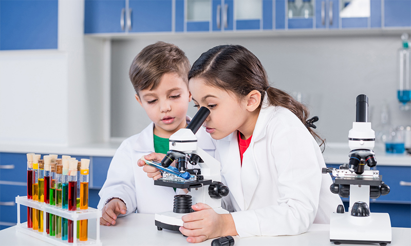 nuestro alumno y nuestra alumna en nuestro centro de estudio clases a domicilio de química en la molina